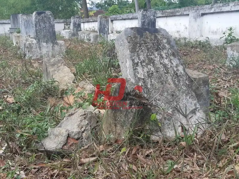 bia mộ bị nứt