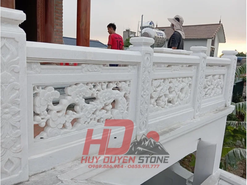 lan can đá trắng chạm khắc tinh sảo