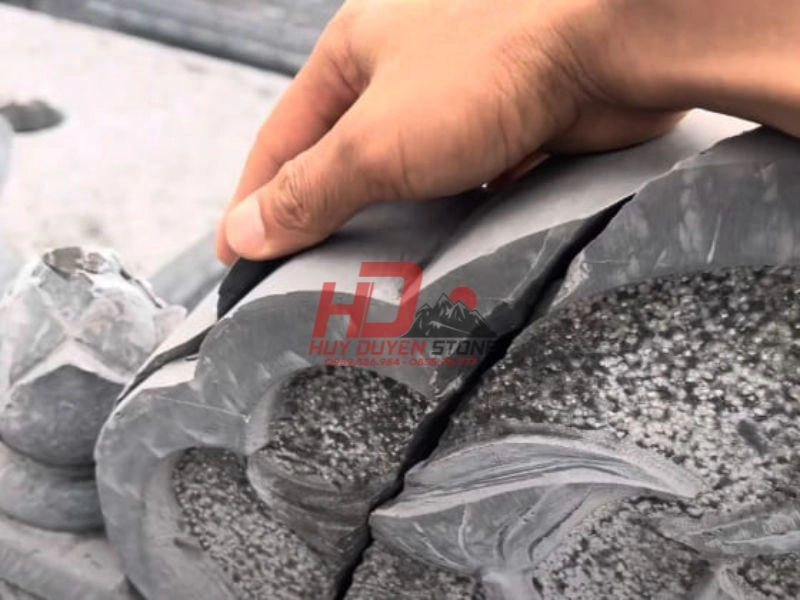bia mộ bị nứt