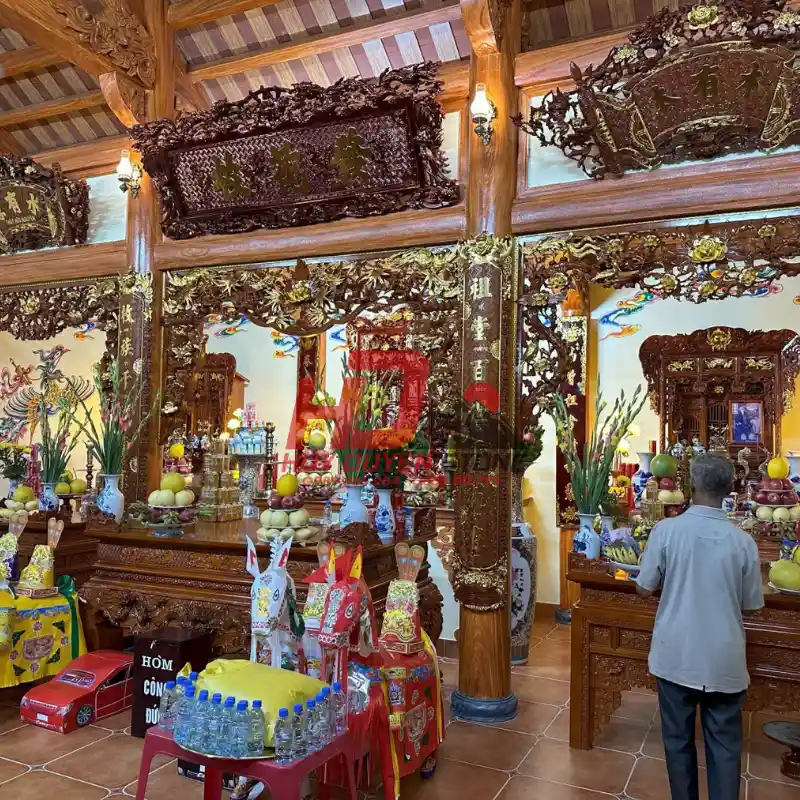 nhà thờ họ có mấy bàn thờ