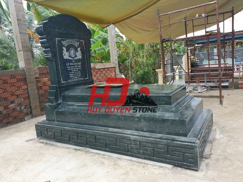 mộ đá xanh rêu