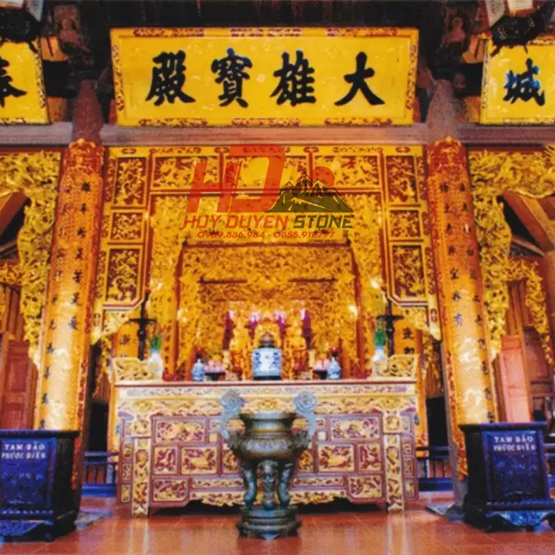 nhà thờ họ có mấy bàn thờ