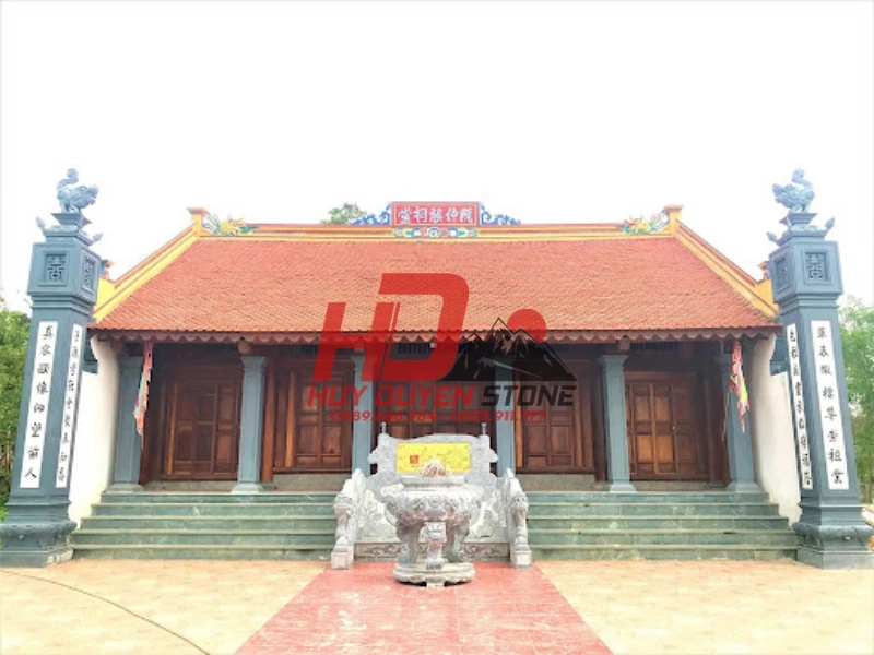 Nhà thờ họ được xây bằng gỗ lim, mái ngói rêu phong Nhà thờ họ được xây bằng gỗ lim, mái ngói rêu phong