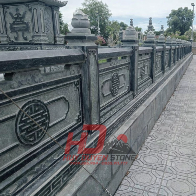 lan can đá đen khạm khắc hoa văn