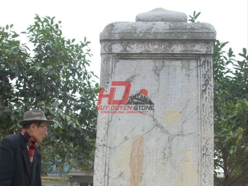 bia mộ bị nứt
