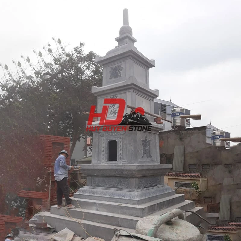 mộ tháp đá vuông