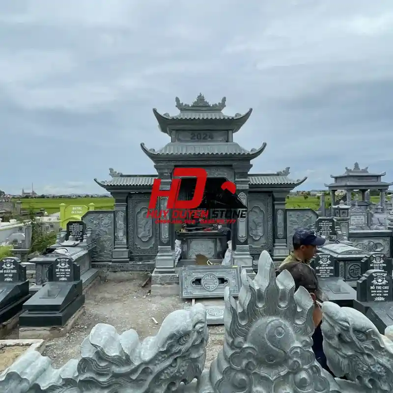 lăng thờ đá hai mái
