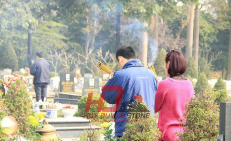 cúng 100 ngày có phải ra mộ không