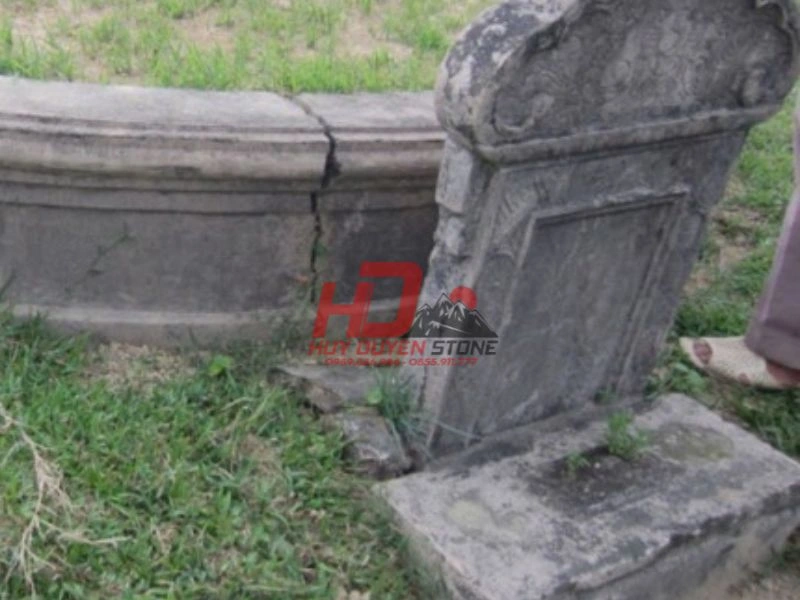mộ đá bị nứt