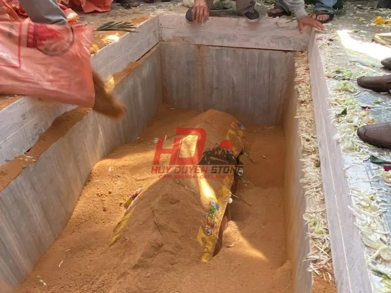 hạ huyệt trời mưa