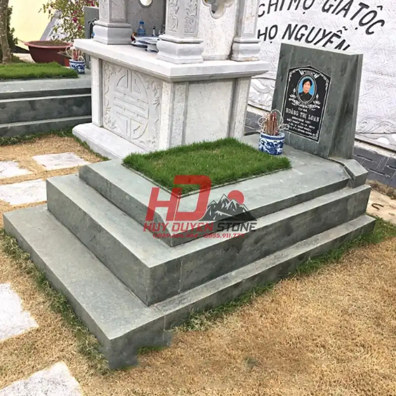 Mộ nhỏ làm bằng những loại đá nào?