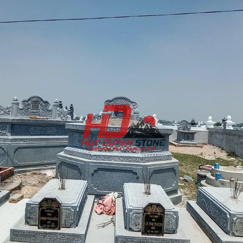 review mộ đá lục giác