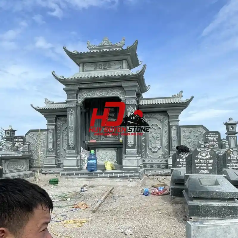 lăng thờ đá hai mái